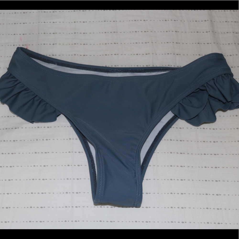 cute bikini bottom!! ruffles?